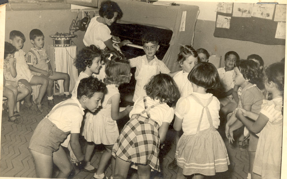 1953 - בגן שולה. בין הילדים: דליה קמין, תחיה גולדברג, עמירם אבין, תהילה, ויקי, יעקב הרצוג, רודי