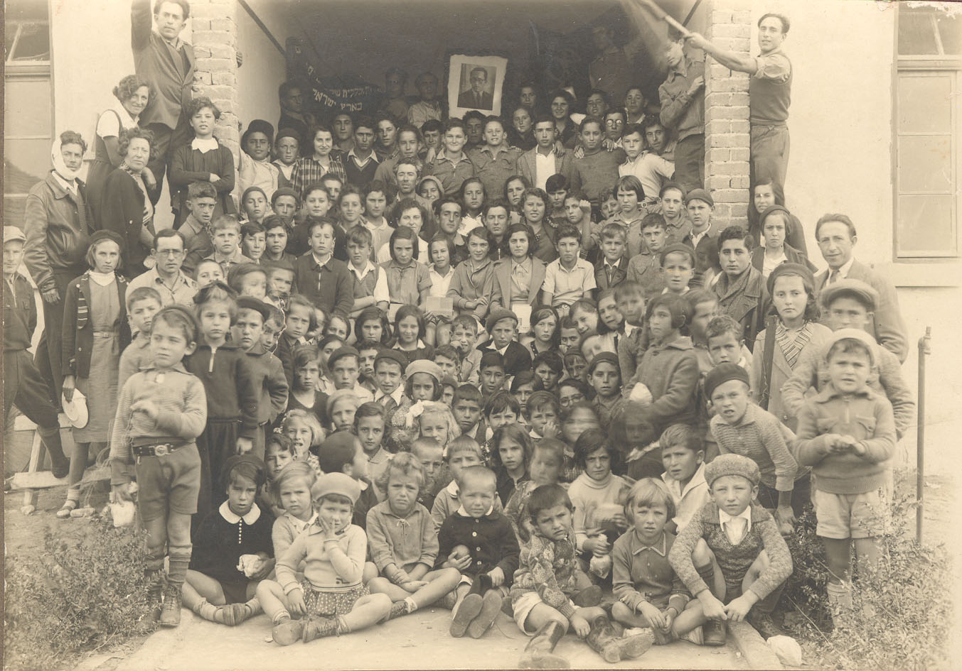 ילדי כל רעננה התאחדו - 1933 כנס האחד במאי בפתח בית העם (בניין העירייה כיום)