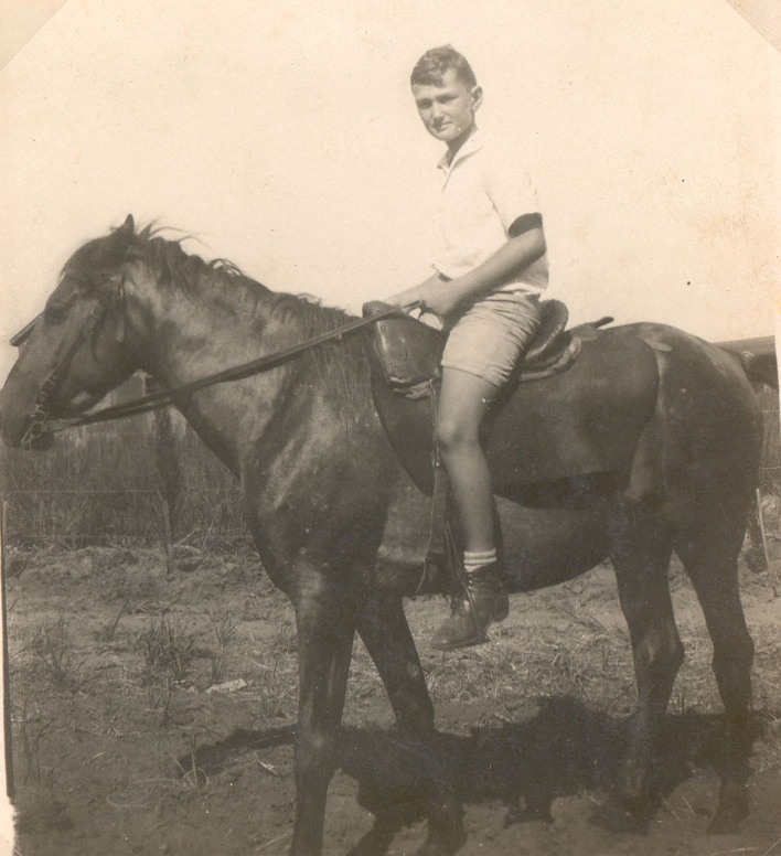 כשלאבא לא היה אוטו... - 1932 בני אוסטרובסקי רוכב על סוס בדרך לבית הספר