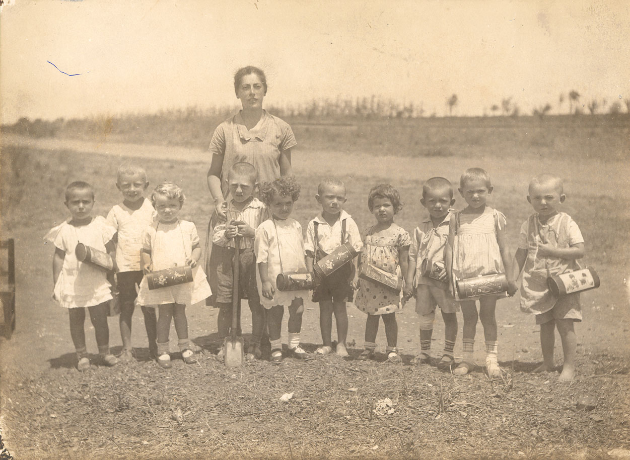 1926, כשהיינו חלוצים... גן הילדים הראשון ברעננה הגננת לאה הירשהורן-קרן-צבי (תמ442)