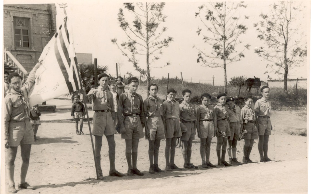היפים והאמיצים - 1937 חברי קבוצת מכבי צעיר על רקע בית העם (בניין העיריה כיום)