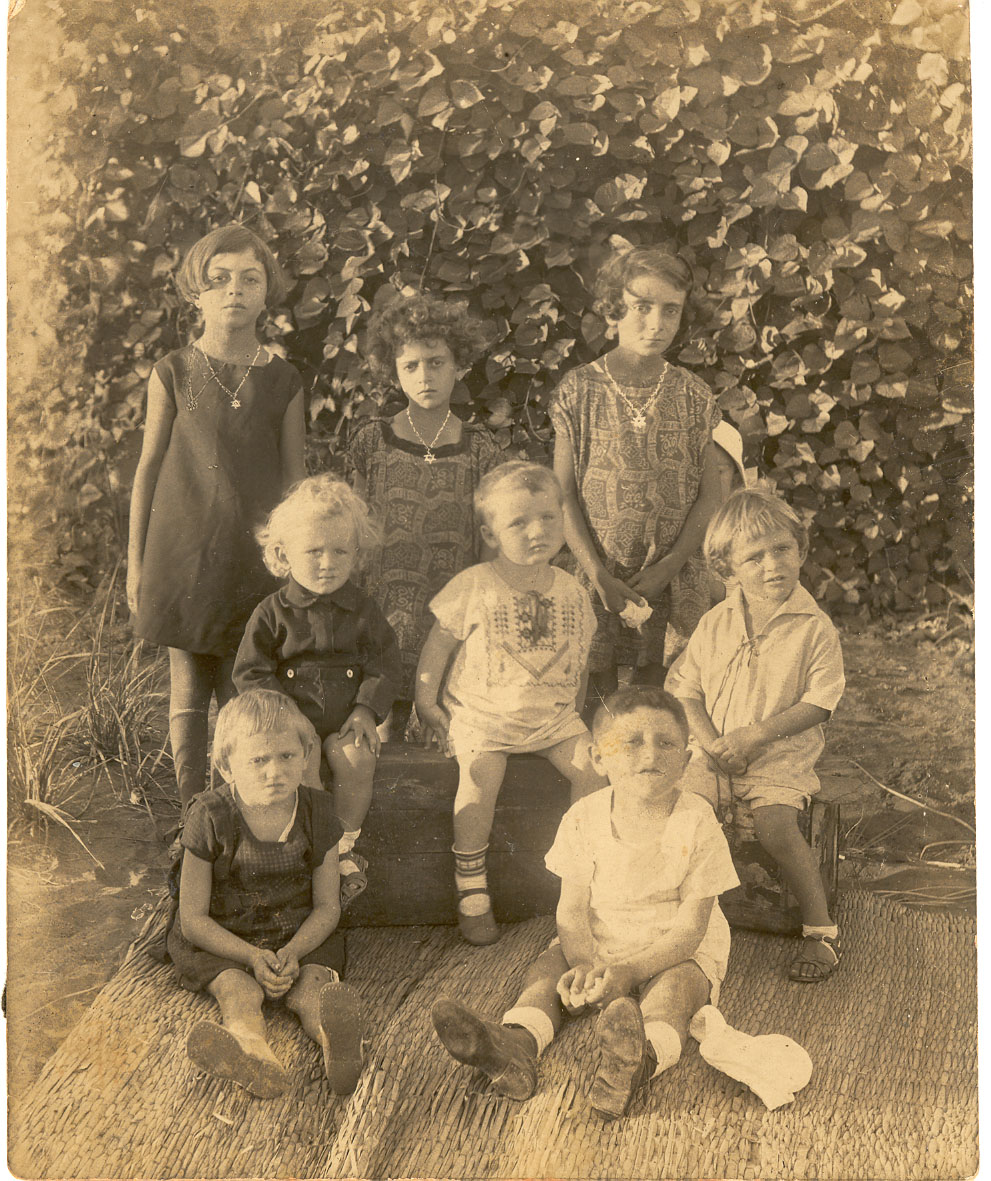 ימי התום - 1930 ילדים בפרדס צולם עי סבא לזר