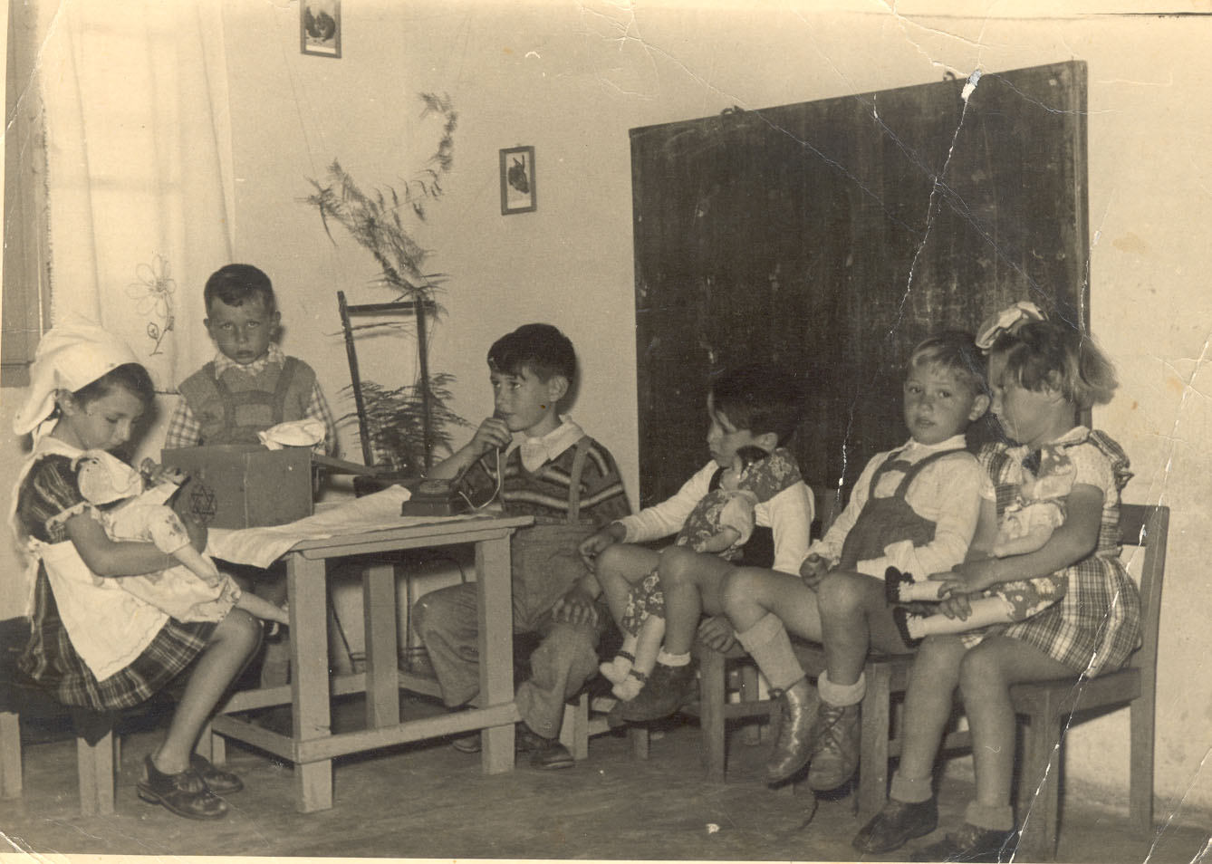 עם השלייקס והסראפן - שנות ה-40 כיתת גן ראשונה בחירבת עזון (תמ1660)