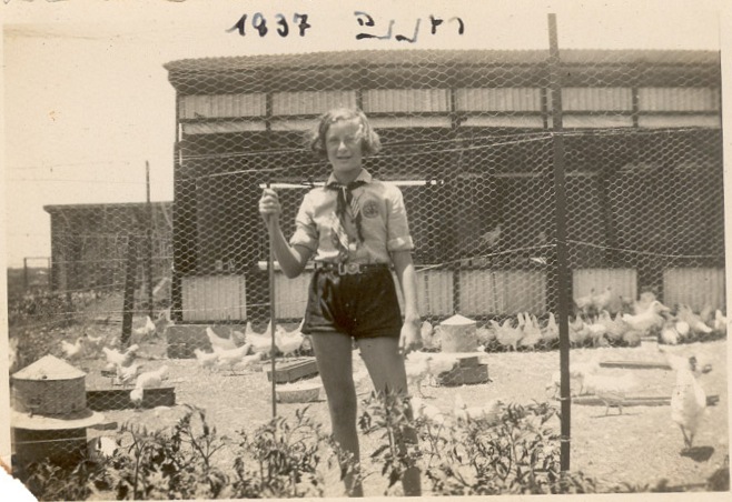 חנה גרינפלד-נתיב על רקע המשק המשפחתי 1937