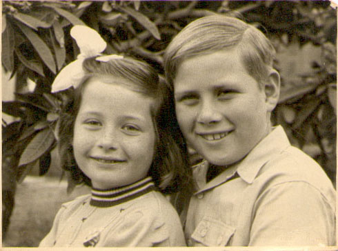 חוה ושמוליק בלס בילדותם ברעננה 1949