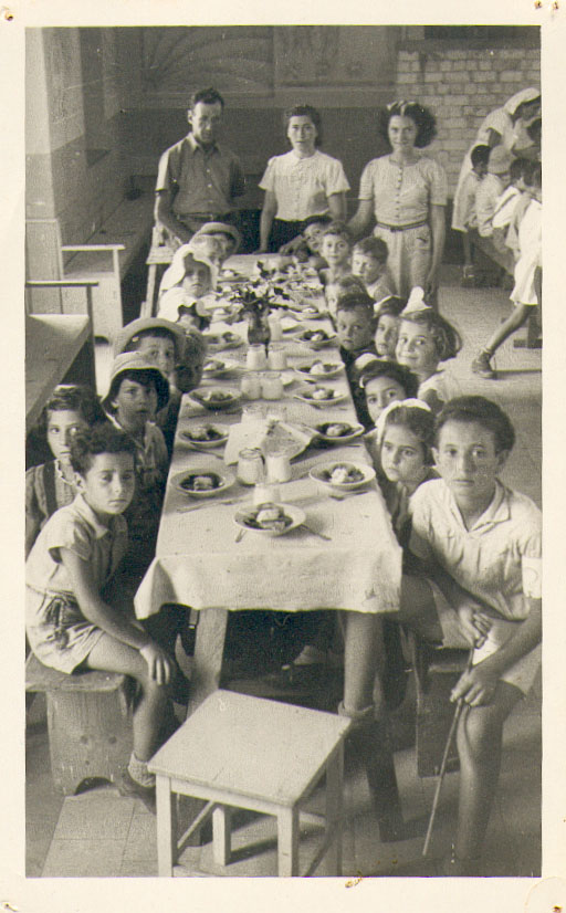כשהפירה היה גורמה - שנות ה-40 מסעדת ביהס העממי (כיום מגד) שבה סעדו תלמידי ביהס ארוחת צהריים