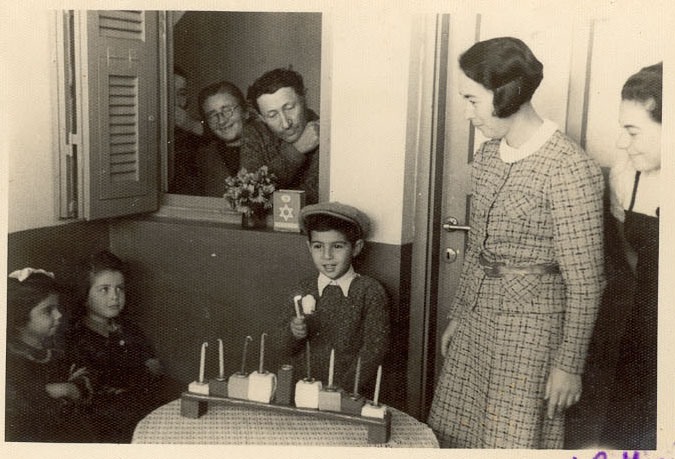 הדלקת נרות חנוכה 1940 בגן של הגננת שרה מיכאלי שהיה בביתם של משפחת קיסילר