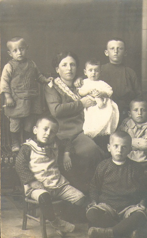 ילדים של פעם - שנות ה-20. ילדי משפחת ציפמן עם האם חנה ציפמן
