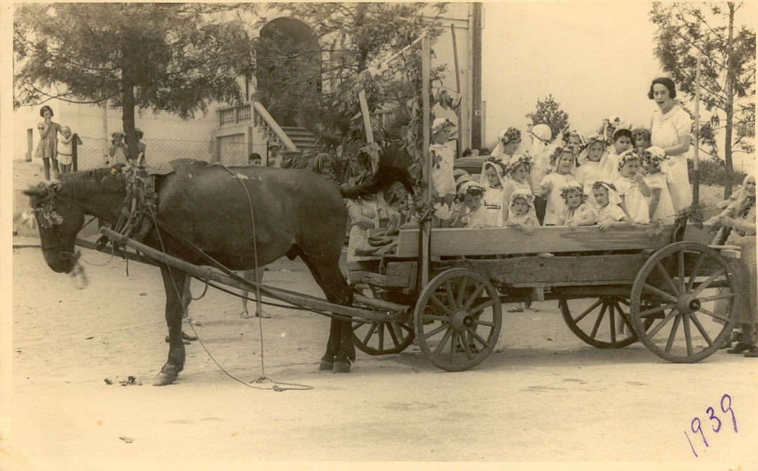 חג השבועות על העגלה עם הסוסה... 1939 ילדי הגן של שרה מיכאלי על רקע בית העם (בניין העיריה כיום)