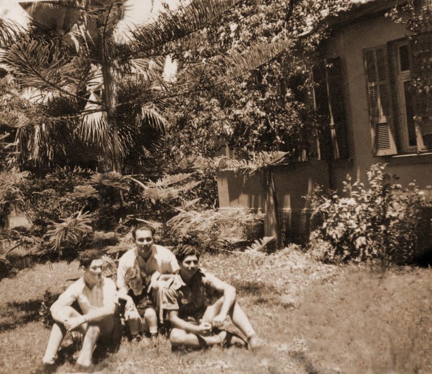 בן ציון ואילה אוסטרובסקי, הנרי גרטי ודוד הבר בחצר בית משפחת אוסטרובסקי.