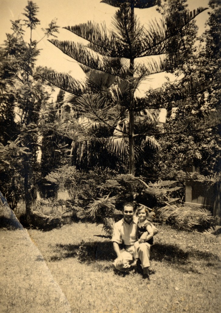 1937, הנרי גרטי ואילה אוסטרובסקי בחצר בית אוסטרובסקי
