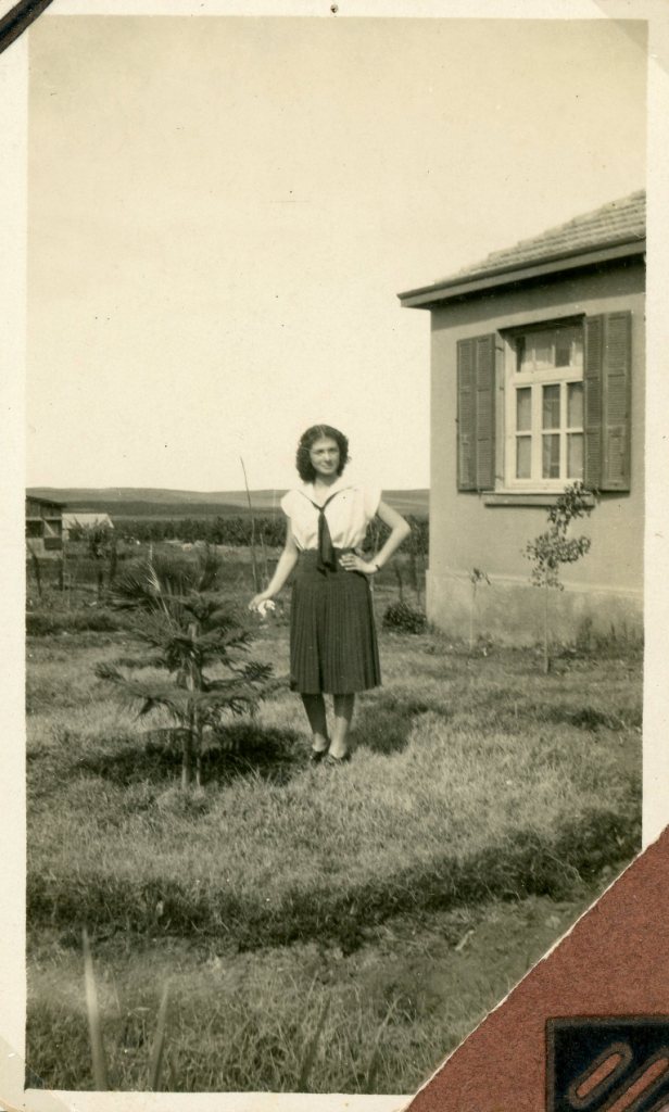 שושנה אוסטרובסקי ליד העץ הרך