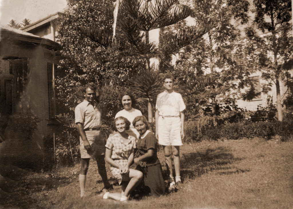 הווי רענני. שנות ה-30. בחצר משפחת אוסטרובסקי.
