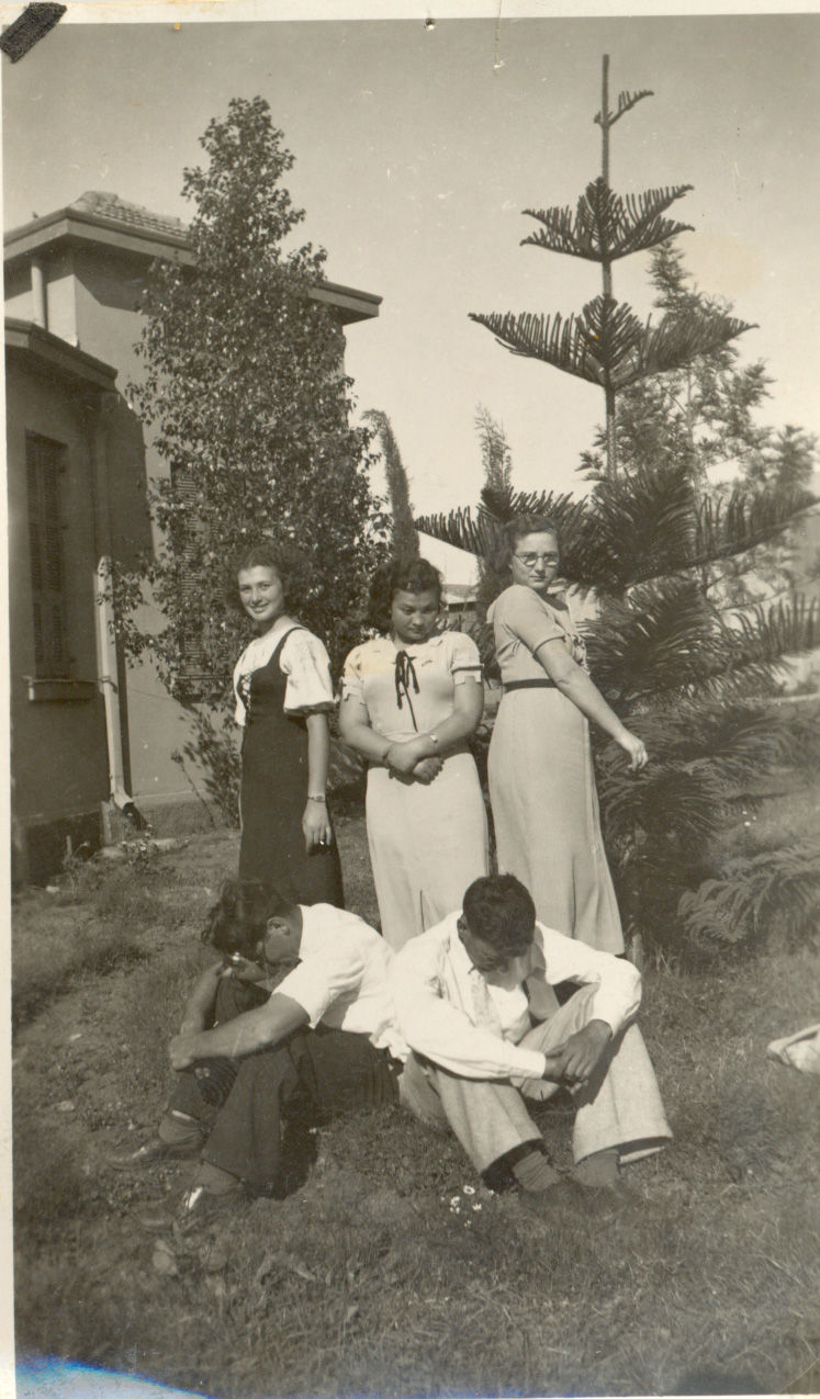 1935, בחצר בית משפ' אוסטרובסקי. משמאל שושנה גולדברג, מימין ברטה הופמן, במרכז שושנה נחמן, מימין יושב פיליפ סטבינסקי